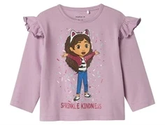 Lilla langærmet t-shirt med gabby's Dollhouse print og flæser på skuldrerne fra Name It 13236203 lavender mist